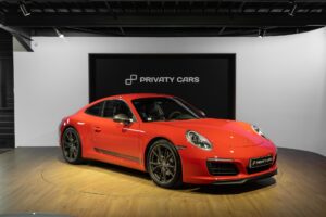Vue latérale avec jantes sportives – PORSCHE – 911 991 CARRERA T – 2018 – Rouge Indien – 21 900 km – 370 ch – Flat 6 Atmo – Transmission : Manuelle – Origine France – Privaty Cars – Spécialiste indépendant Porsche, Ferrari et McLaren en Nouvelle-Aquitaine