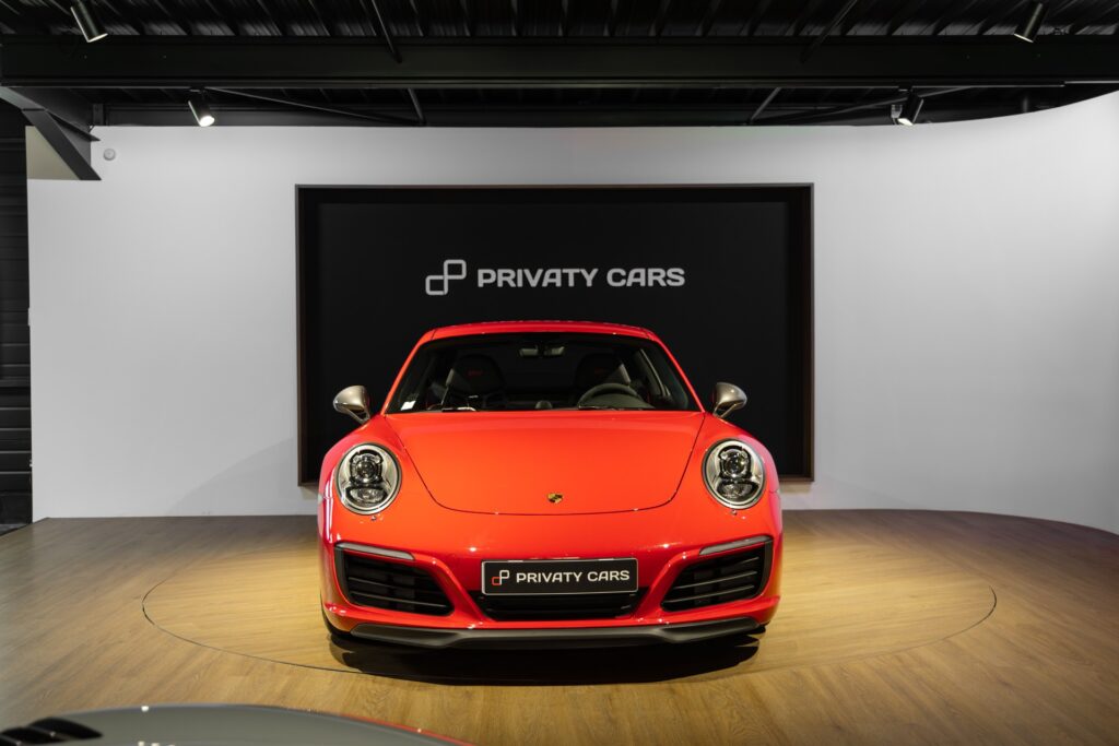 Vue avant avec phares ronds – PORSCHE – 911 991 CARRERA T – 2018 – Rouge Indien – 21 900 km – 370 ch – Flat 6 Atmo – Transmission : Manuelle – Origine France – Privaty Cars – Recherche personnalisée de modèles PORSCHE en Nouvelle-Aquitaine