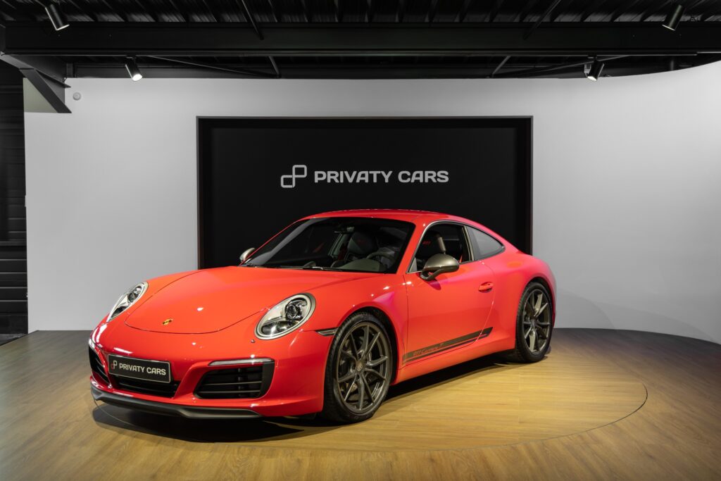 Vue avant avec phares ronds – PORSCHE – 911 991 CARRERA T – 2018 – Rouge Indien – 21 900 km – 370 ch – Flat 6 Atmo – Transmission : Manuelle – Origine France – Privaty Cars – Achat et vente de véhicules PORSCHE d’occasion en Charente-Maritime