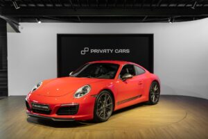 Vue avant avec phares ronds – PORSCHE – 911 991 CARRERA T – 2018 – Rouge Indien – 21 900 km – 370 ch – Flat 6 Atmo – Transmission : Manuelle – Origine France – Privaty Cars – Achat et vente de véhicules PORSCHE d’occasion en Charente-Maritime