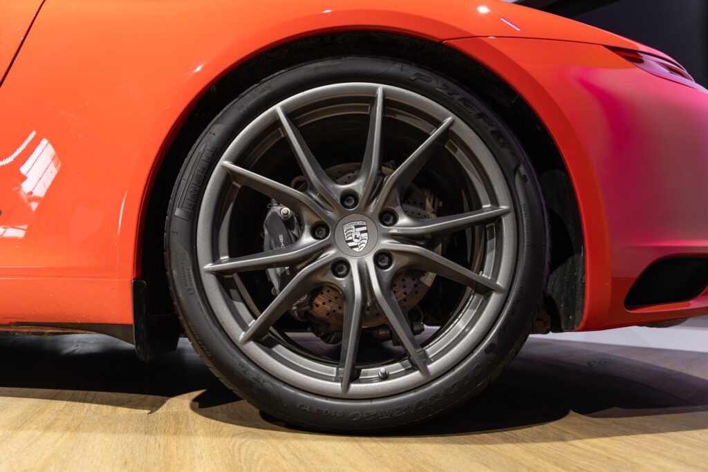 Jantes – PORSCHE – 911 991 CARRERA T – 2018 – Rouge Indien – 21 900 km – 370 ch – Flat 6 Atmo – Transmission : Manuelle – Origine France – Privaty Cars – Expert des voitures de prestige d’occasion proche de Nantes