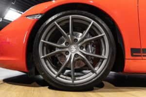 Jantes en alliage à plusieurs branches – PORSCHE – 911 991 CARRERA T – 2018 – Rouge Indien – 21 900 km – 370 ch – Flat 6 Atmo – Transmission : Manuelle – Origine France – Privaty Cars – Rachat immédiat de véhicules de prestige à 2 heures de Paris en TGV