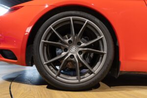 Jantes en alliage gris foncé – PORSCHE – 911 991 CARRERA T – 2018 – Rouge Indien – 21 900 km – 370 ch – Flat 6 Atmo – Transmission : Manuelle – Origine France – Privaty Cars – Rachat cash de voitures de sport d’occasion proche de Bordeaux