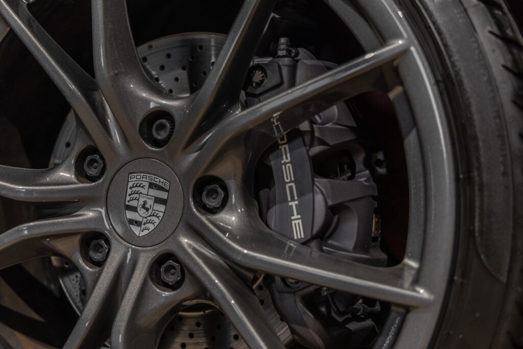 Jantes avec étriers de frein – PORSCHE – 911 991 CARRERA T – 2018 – Rouge Indien – 21 900 km – 370 ch – Flat 6 Atmo – Transmission : Manuelle – Origine France – Privaty Cars – Estimation et rachat de véhicules haut de gamme dans l’Ouest de la France