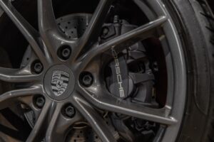 Jantes avec étriers de frein – PORSCHE – 911 991 CARRERA T – 2018 – Rouge Indien – 21 900 km – 370 ch – Flat 6 Atmo – Transmission : Manuelle – Origine France – Privaty Cars – Estimation et rachat de véhicules haut de gamme dans l’Ouest de la France