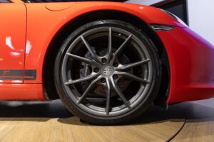 Jantes – PORSCHE – 911 991 CARRERA T – 2018 – Rouge Indien – 21 900 km – 370 ch – Flat 6 Atmo – Transmission : Manuelle – Origine France – Privaty Cars – Intermédiaire de confiance vente voiture sport près de Poitiers