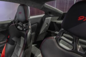 Sièges baquets en carbone – PORSCHE – 911 991 CARRERA T – 2018 – Rouge Indien – 21 900 km – 370 ch – Flat 6 Atmo – Transmission : Manuelle – Origine France – Privaty Cars – Achat et vente de véhicules PORSCHE d’occasion entre Bordeaux et Nantes