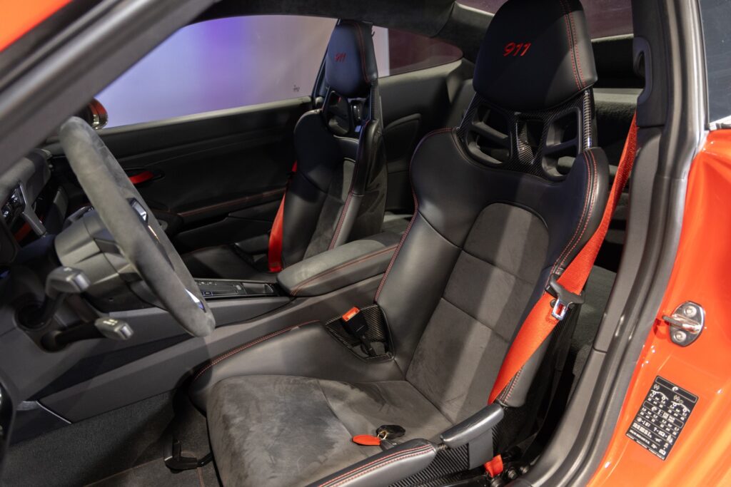 Sièges baquets en cuir – PORSCHE – 911 991 CARRERA T – 2018 – Rouge Indien – 21 900 km – 370 ch – Flat 6 Atmo – Transmission : Manuelle – Origine France – Privaty Cars – Vente de supercars d’occasion en Charente-Maritime