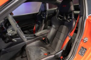 Sièges baquets en cuir – PORSCHE – 911 991 CARRERA T – 2018 – Rouge Indien – 21 900 km – 370 ch – Flat 6 Atmo – Transmission : Manuelle – Origine France – Privaty Cars – Vente de supercars d’occasion en Charente-Maritime