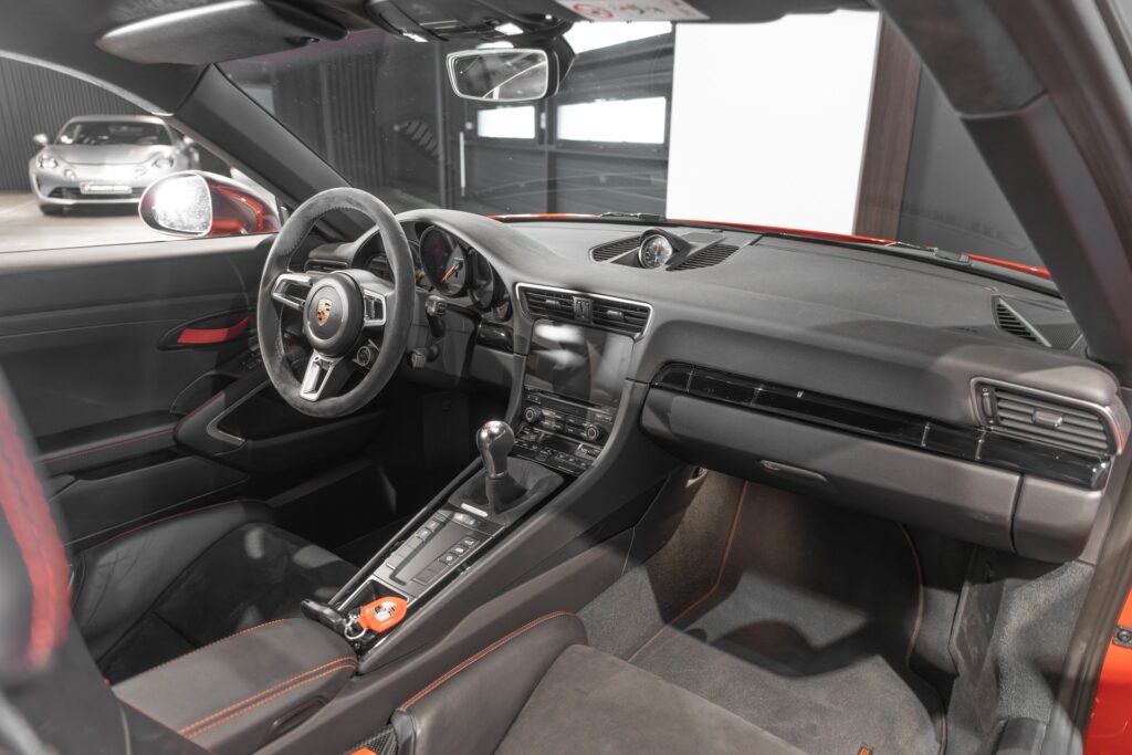 Tableau de bord avec écran tactile – PORSCHE – 911 991 CARRERA T – 2018 – Rouge Indien – 21 900 km – 370 ch – Flat 6 Atmo – Transmission : Manuelle – Origine France – Privaty Cars – Conciergerie automobile pour véhicules de sport dans l’Ouest de la France