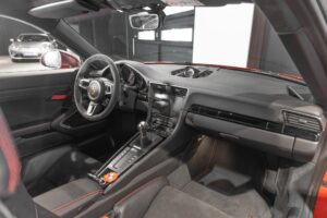 Tableau de bord avec écran tactile – PORSCHE – 911 991 CARRERA T – 2018 – Rouge Indien – 21 900 km – 370 ch – Flat 6 Atmo – Transmission : Manuelle – Origine France – Privaty Cars – Conciergerie automobile pour véhicules de sport dans l’Ouest de la France