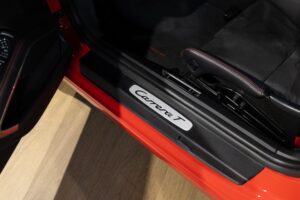 Seuil de porte avec inscription – PORSCHE – 911 991 CARRERA T – 2018 – Rouge Indien – 21 900 km – 370 ch – Flat 6 Atmo – Transmission : Manuelle – Origine France – Privaty Cars – Sélection de véhicules PORSCHE disponibles proche de Bordeaux