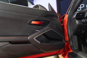 Panneau de porte avec garniture en cuir – PORSCHE – 911 991 CARRERA T – 2018 – Rouge Indien – 21 900 km – 370 ch – Flat 6 Atmo – Transmission : Manuelle – Origine France – Privaty Cars – Estimation et rachat de véhicules haut de gamme près de Poitiers