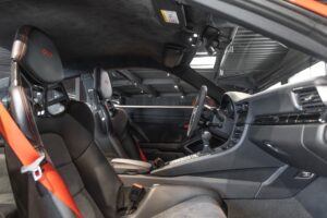 Sièges baquets en cuir noir – PORSCHE – 911 991 CARRERA T – 2018 – Rouge Indien – 21 900 km – 370 ch – Flat 6 Atmo – Transmission : Manuelle – Origine France – Privaty Cars – Reprise de voitures de sport et collection près de Niort