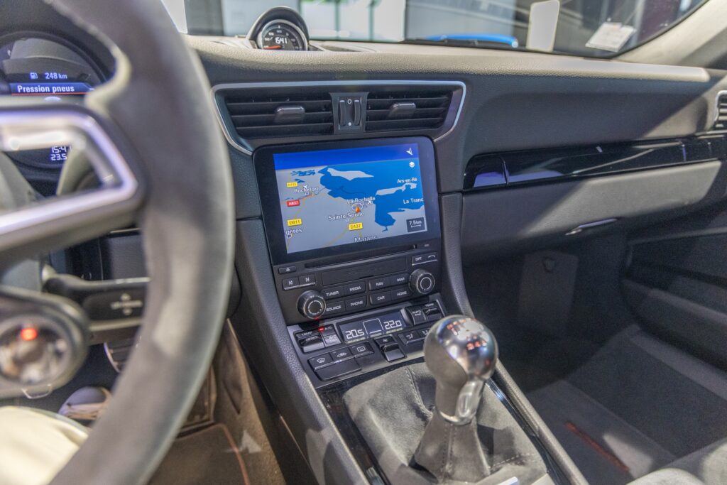 Console centrale avec écran tactile – PORSCHE – 911 991 CARRERA T – 2018 – Rouge Indien – 21 900 km – 370 ch – Flat 6 Atmo – Transmission : Manuelle – Origine France – Privaty Cars – Mandat de vente pour automobiles de luxe dans l’Ouest de la France
