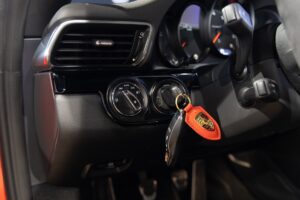 Clé de contact avec porte-clés – PORSCHE – 911 991 CARRERA T – 2018 – Rouge Indien – 21 900 km – 370 ch – Flat 6 Atmo – Transmission : Manuelle – Origine France – Privaty Cars – Commerce de voitures de sport luxe et premium en Nouvelle-Aquitaine