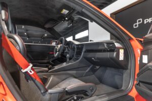 Sièges baquets en carbone – PORSCHE – 911 991 CARRERA T – 2018 – Rouge Indien – 21 900 km – 370 ch – Flat 6 Atmo – Transmission : Manuelle – Origine France – Privaty Cars – Expert des sportives d’occasion haut de gamme proche de Nantes