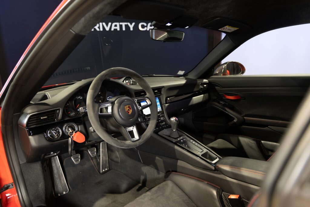 Tableau de bord – PORSCHE – 911 991 CARRERA T – 2018 – Rouge Indien – 21 900 km – 370 ch – Flat 6 Atmo – Transmission : Manuelle – Origine France – Privaty Cars – Chasseur de voitures de sport sur mesure en Charente-Maritime