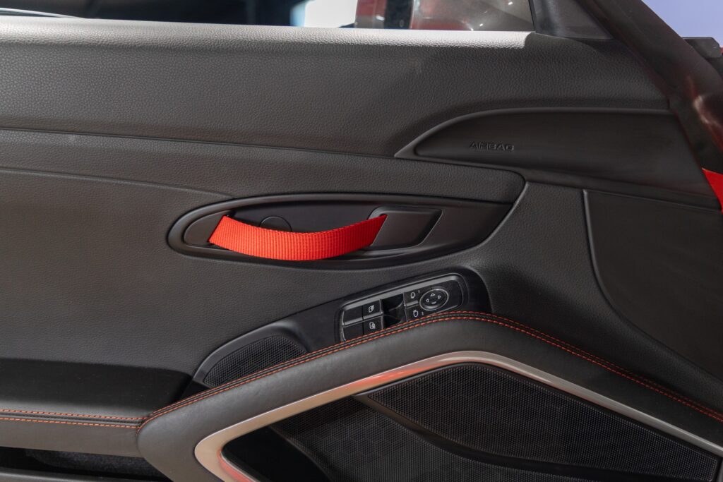 Panneau de porte avec poignée textile – PORSCHE – 911 991 CARRERA T – 2018 – Rouge Indien – 21 900 km – 370 ch – Flat 6 Atmo – Transmission : Manuelle – Origine France – Privaty Cars – Spécialiste des sportives d’occasion proche de Bordeaux