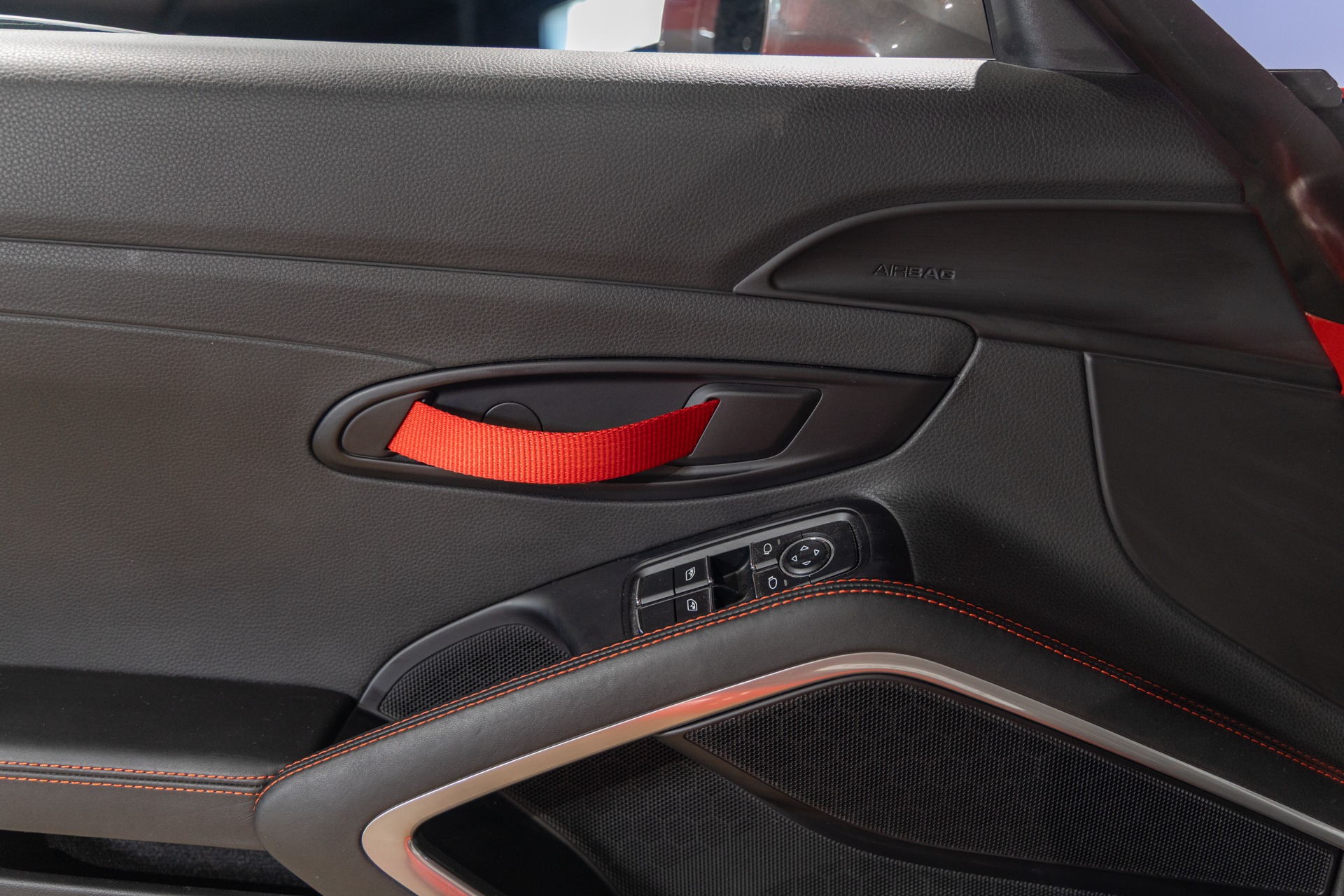 Panneau de porte avec poignée textile – PORSCHE – 911 991 CARRERA T – 2018 – Rouge Indien – 21 900 km – 370 ch – Flat 6 Atmo – Transmission : Manuelle – Origine France – Privaty Cars – Spécialiste des sportives d’occasion proche de Bordeaux