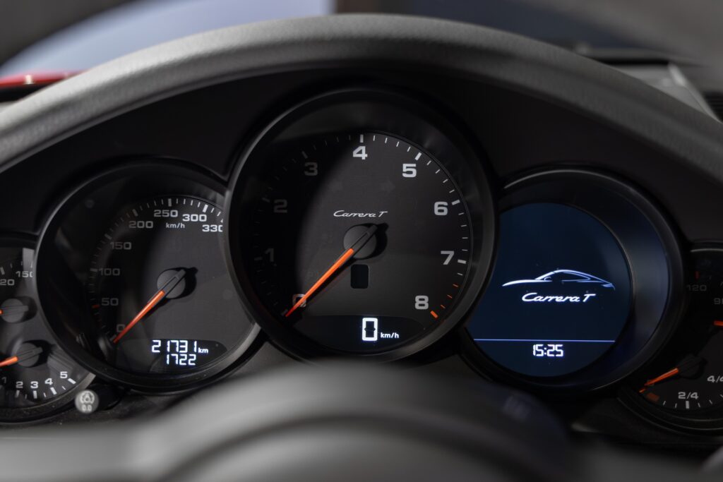 Tableau de bord – PORSCHE – 911 991 CARRERA T – 2018 – Rouge Indien – 21 900 km – 370 ch – Flat 6 Atmo – Transmission : Manuelle – Origine France – Privaty Cars – Rachat de Porsche et Ferrari d’occasion en Nouvelle-Aquitaine