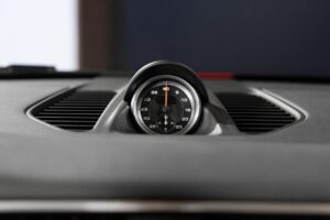 Compteur central avec aiguille orange – PORSCHE – 911 991 CARRERA T – 2018 – Rouge Indien – 21 900 km – 370 ch – Flat 6 Atmo – Transmission : Manuelle – Origine France – Privaty Cars – Courtage automobile PORSCHE à 2 heures de Paris en TGV