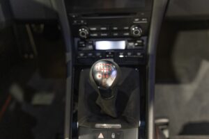 Levier de vitesses en métal poli – PORSCHE – 911 991 CARRERA T – 2018 – Rouge Indien – 21 900 km – 370 ch – Flat 6 Atmo – Transmission : Manuelle – Origine France – Privaty Cars – Estimation et rachat de véhicules haut de gamme à 2 heures de Paris en TGV