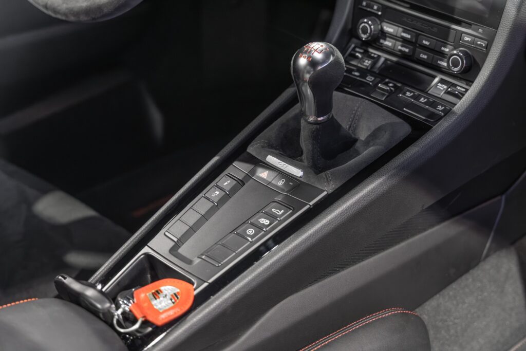 Console centrale avec levier de vitesses – PORSCHE – 911 991 CARRERA T – 2018 – Rouge Indien – 21 900 km – 370 ch – Flat 6 Atmo – Transmission : Manuelle – Origine France – Privaty Cars – Estimation et rachat de véhicules haut de gamme dans l’Ouest de la France