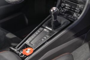 Console centrale avec levier de vitesses – PORSCHE – 911 991 CARRERA T – 2018 – Rouge Indien – 21 900 km – 370 ch – Flat 6 Atmo – Transmission : Manuelle – Origine France – Privaty Cars – Estimation et rachat de véhicules haut de gamme dans l’Ouest de la France