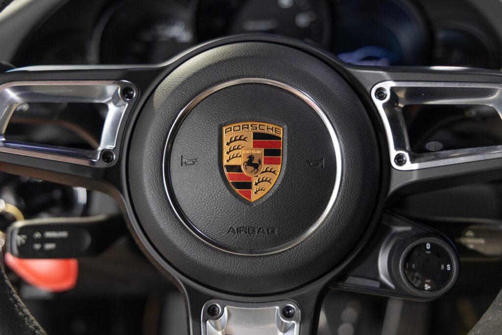 Volant – PORSCHE – 911 991 CARRERA T – 2018 – Rouge Indien – 21 900 km – 370 ch – Flat 6 Atmo – Transmission : Manuelle – Origine France – Privaty Cars – Dépôt-vente de voitures de sport et véhicules d’exception entre Bordeaux et Nantes