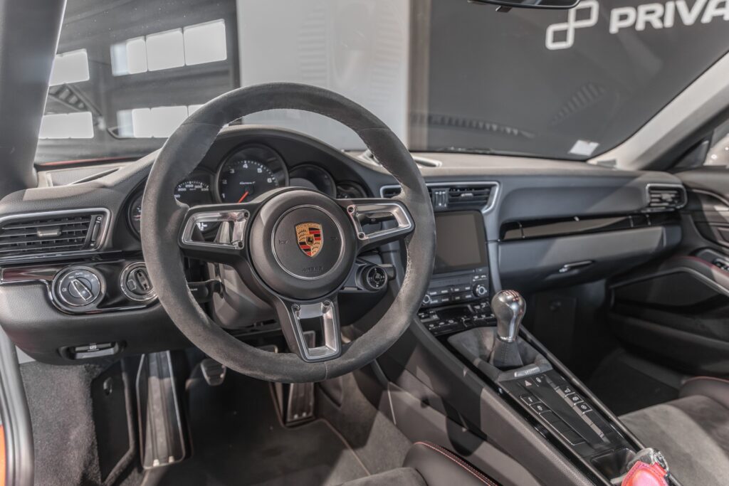 Volant en cuir avec commandes intégrées – PORSCHE – 911 991 CARRERA T – 2018 – Rouge Indien – 21 900 km – 370 ch – Flat 6 Atmo – Transmission : Manuelle – Origine France – Privaty Cars – Courtage automobile pour véhicules exclusifs proche de Nantes