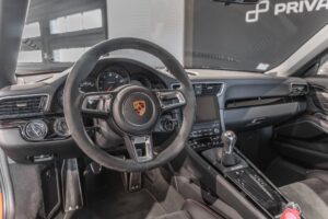 Volant en cuir avec commandes intégrées – PORSCHE – 911 991 CARRERA T – 2018 – Rouge Indien – 21 900 km – 370 ch – Flat 6 Atmo – Transmission : Manuelle – Origine France – Privaty Cars – Courtage automobile pour véhicules exclusifs proche de Nantes