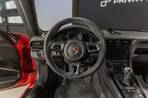 Volant – PORSCHE – 911 991 CARRERA T – 2018 – Rouge Indien – 21 900 km – 370 ch – Flat 6 Atmo – Transmission : Manuelle – Origine France – Privaty Cars – Estimation et rachat de véhicules haut de gamme proche de Bordeaux