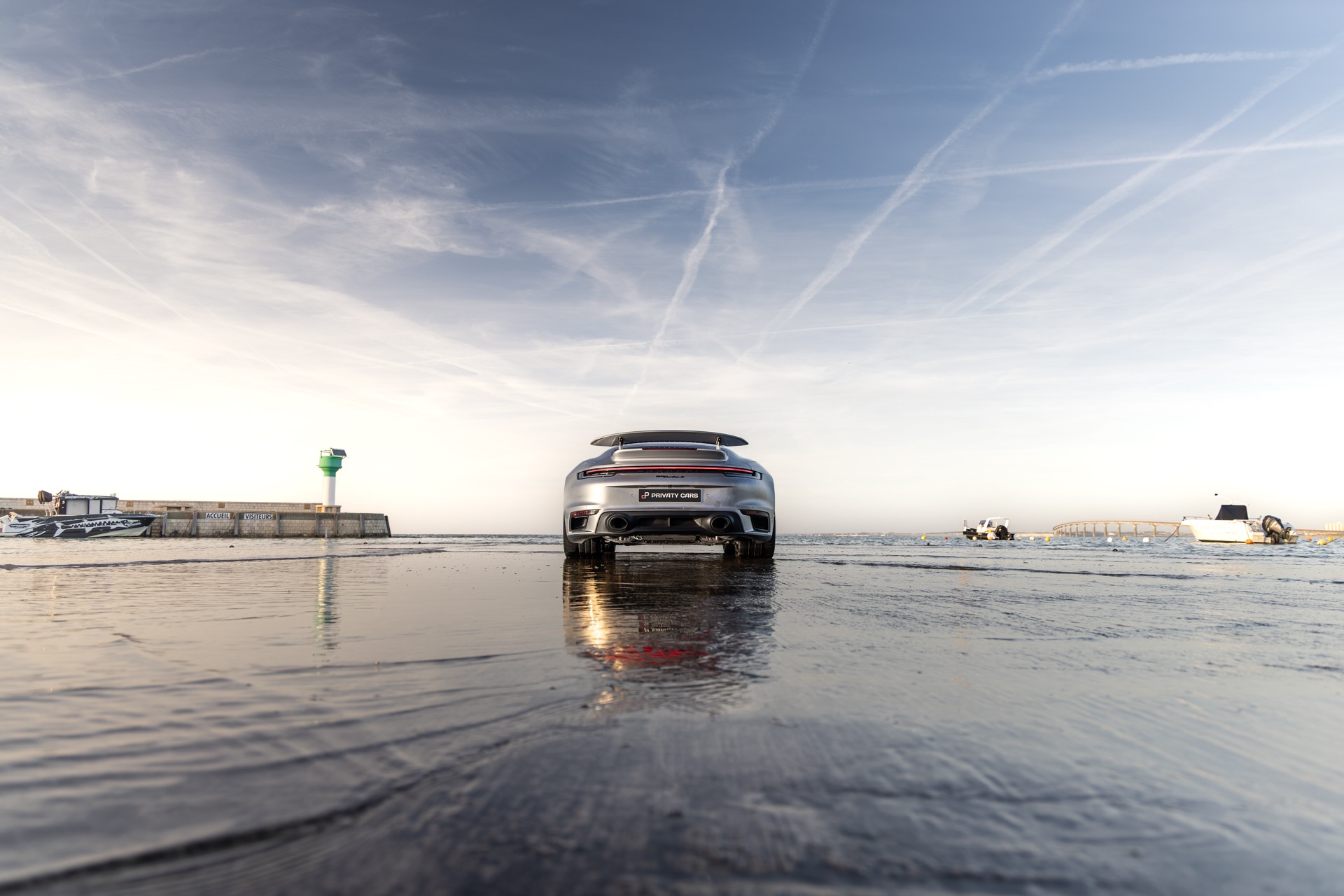Vue arrière avec aileron et diffuseur – PORSCHE – 992 Turbo S Cabriolet – 2020 – Gris Argent Gt – 31 900 km – 650 ch – Flat 6 bi-turbo – Transmission : Séquentielle – Origine Allemagne  – Privaty Cars – Dépôt-vente sécurisé de véhicules de prestige entre Bordeaux et Nantes