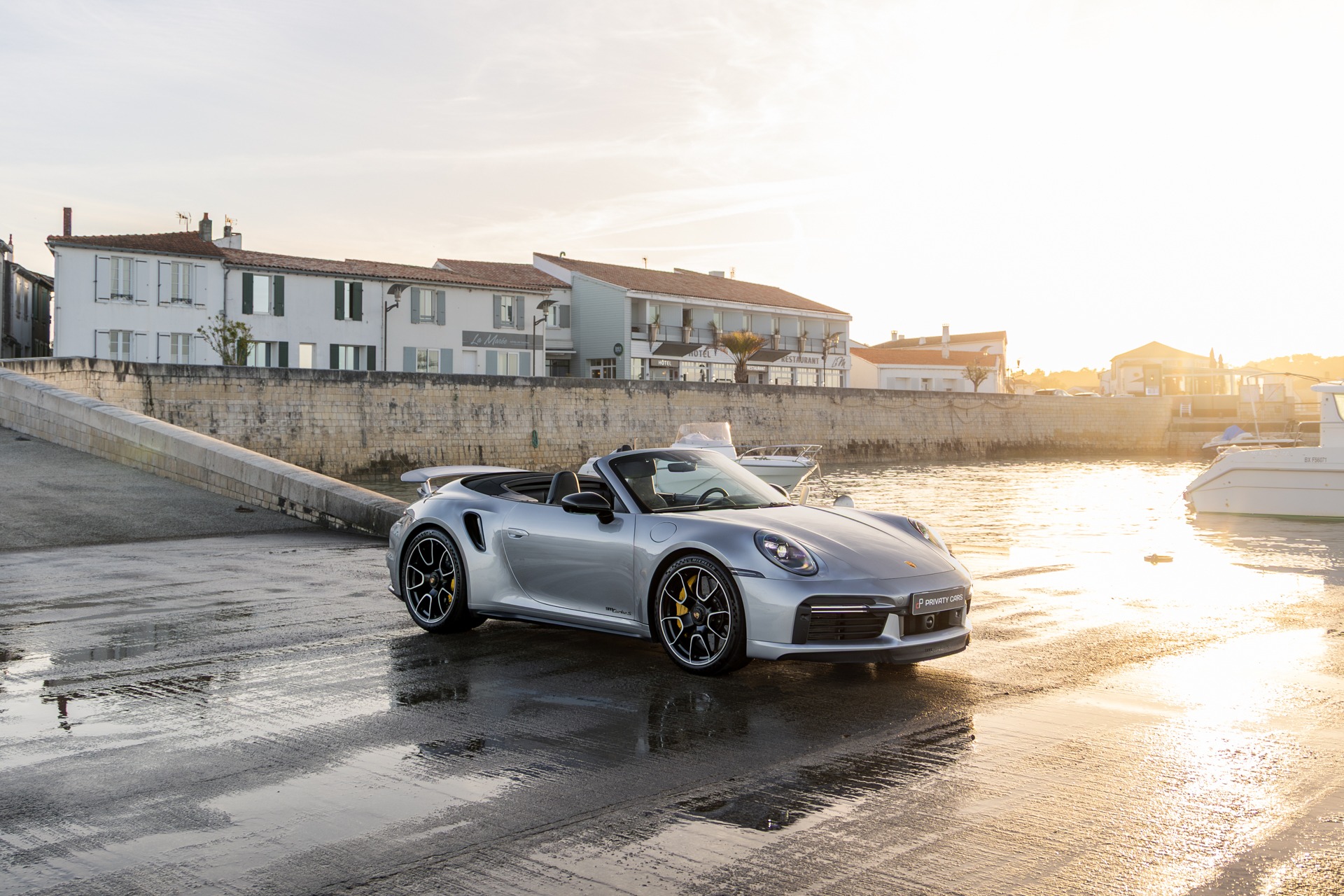 Vue latérale avec toit replié – PORSCHE – 992 Turbo S Cabriolet – 2020 – Gris Argent Gt – 31 900 km – 650 ch – Flat 6 bi-turbo – Transmission : Séquentielle – Origine Allemagne  – Privaty Cars – Achat et vente de supercars d’occasion à 2 heures de Paris en TGV