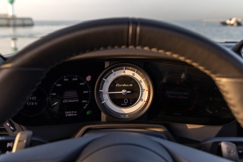 Tableau de bord avec compte-tours – PORSCHE – 992 Turbo S Cabriolet – 2020 – Gris Argent Gt – 31 900 km – 650 ch – Flat 6 bi-turbo – Transmission : Séquentielle – Origine Allemagne  – Privaty Cars – Achat et vente de voitures de sport d’occasion à La Rochelle