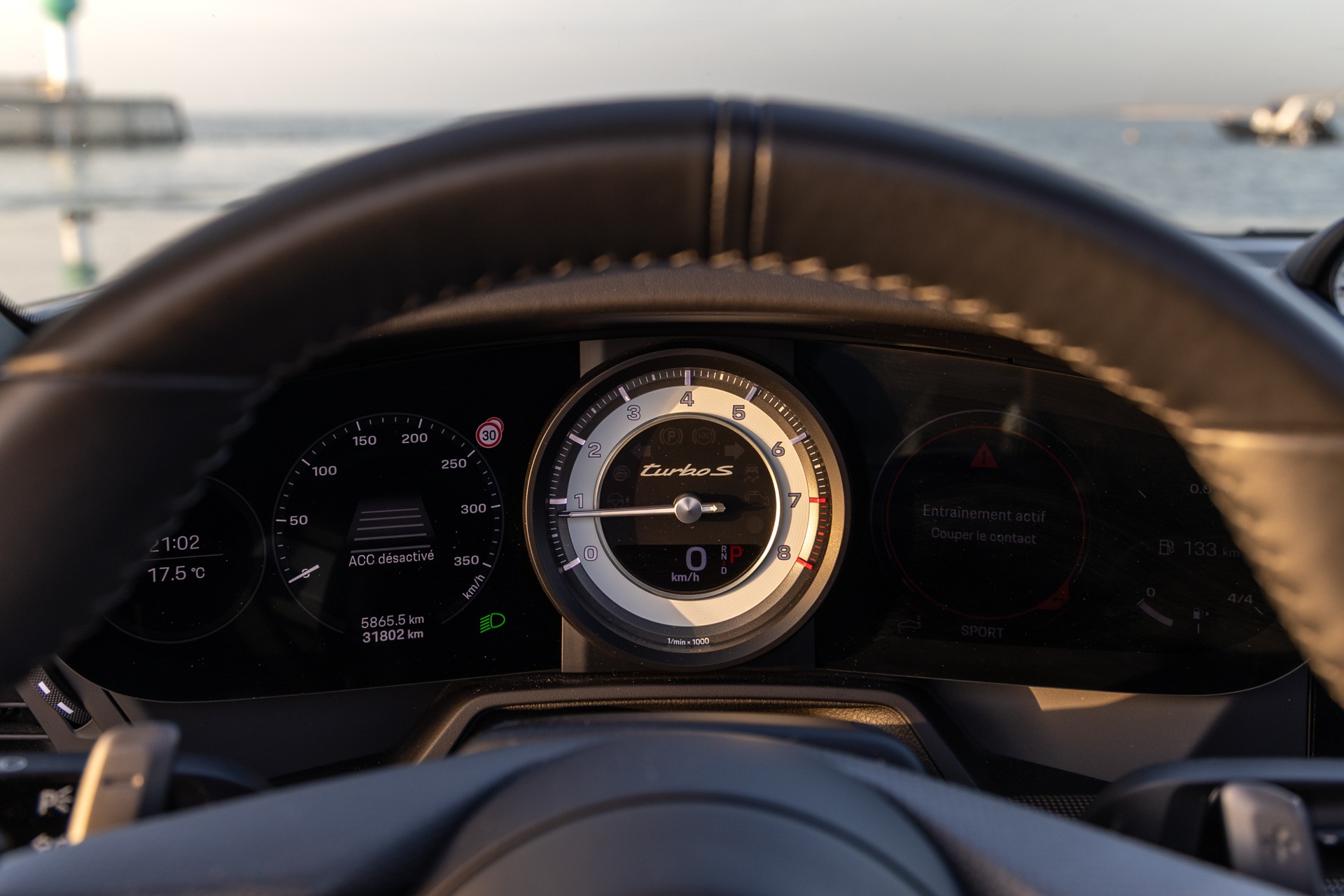Tableau de bord avec compte-tours – PORSCHE – 992 Turbo S Cabriolet – 2020 – Gris Argent Gt – 31 900 km – 650 ch – Flat 6 bi-turbo – Transmission : Séquentielle – Origine Allemagne  – Privaty Cars – Achat et vente de voitures de sport d’occasion à La Rochelle