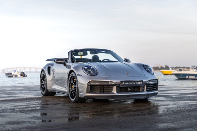 Vue avant avec capote repliée – PORSCHE – 992 Turbo S Cabriolet – 2020 – Gris Argent Gt – 31 900 km – 650 ch – Flat 6 bi-turbo – Transmission : Séquentielle – Origine Allemagne  – Privaty Cars – Estimation et rachat de véhicules haut de gamme dans l’Ouest de la France