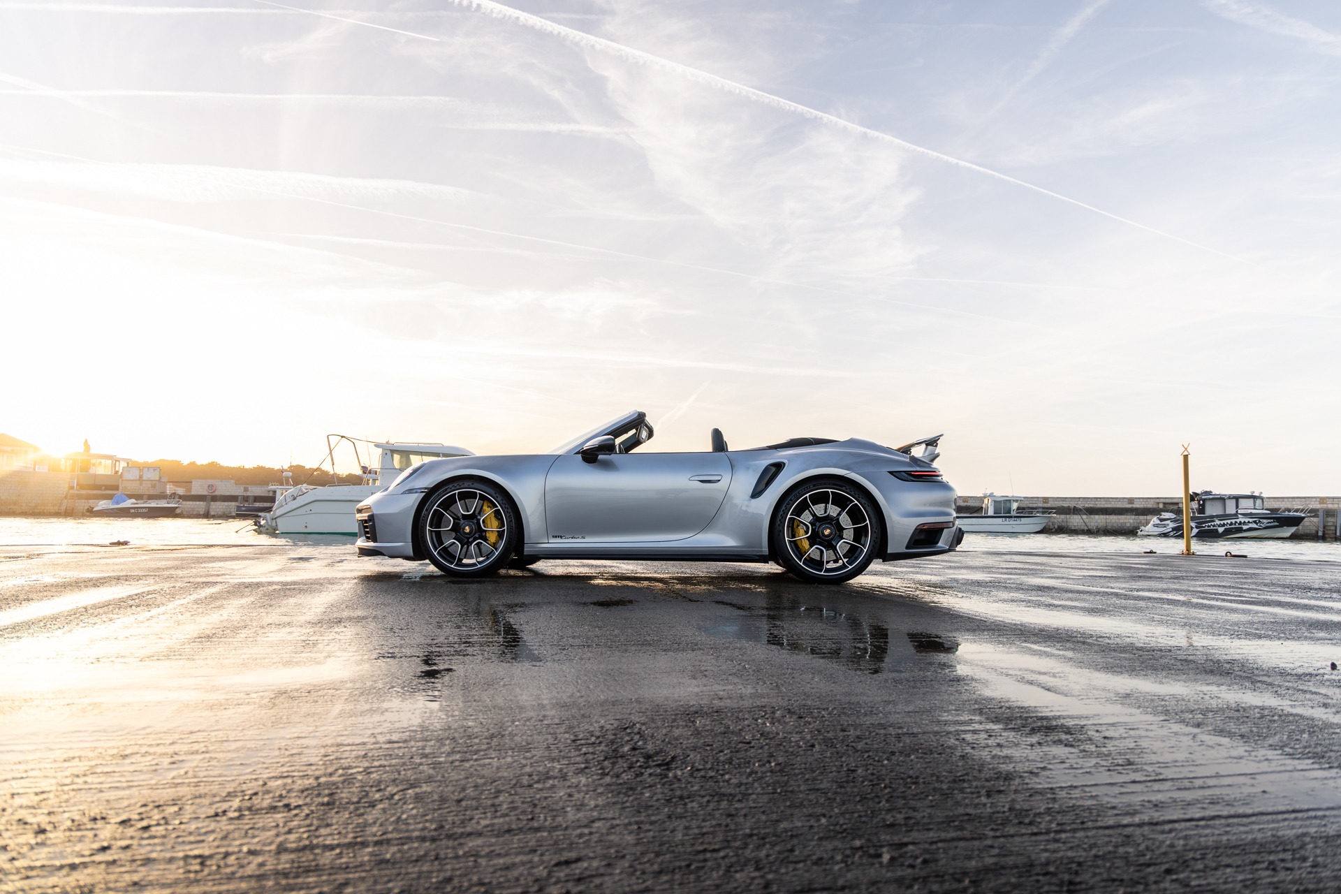 Jante alliage avec étriers jaunes – PORSCHE – 992 Turbo S Cabriolet – 2020 – Gris Argent Gt – 31 900 km – 650 ch – Flat 6 bi-turbo – Transmission : Séquentielle – Origine Allemagne  – Privaty Cars – Rachat express de supercars et hypercars en Nouvelle-Aquitaine