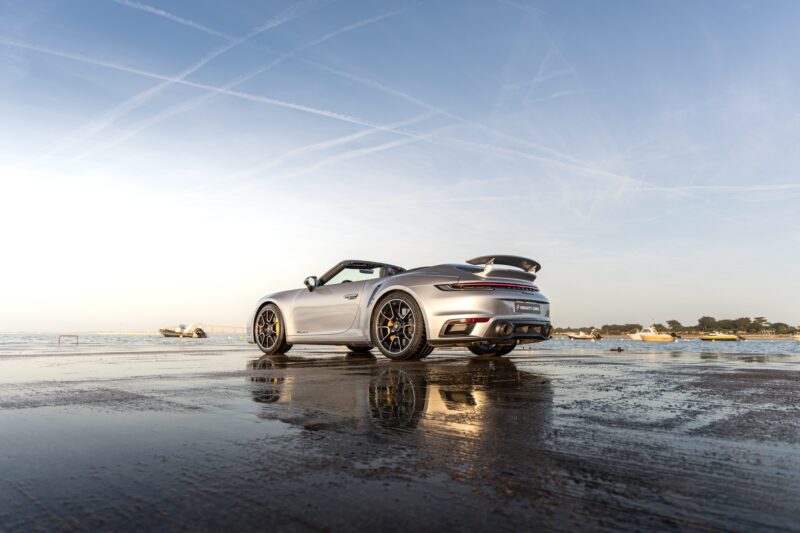 Vue arrière avec aileron et jantes – PORSCHE – 992 Turbo S Cabriolet – 2020 – Gris Argent Gt – 31 900 km – 650 ch – Flat 6 bi-turbo – Transmission : Séquentielle – Origine Allemagne  – Privaty Cars – Spécialiste indépendant Porsche, Ferrari et McLaren en Charente-Maritime