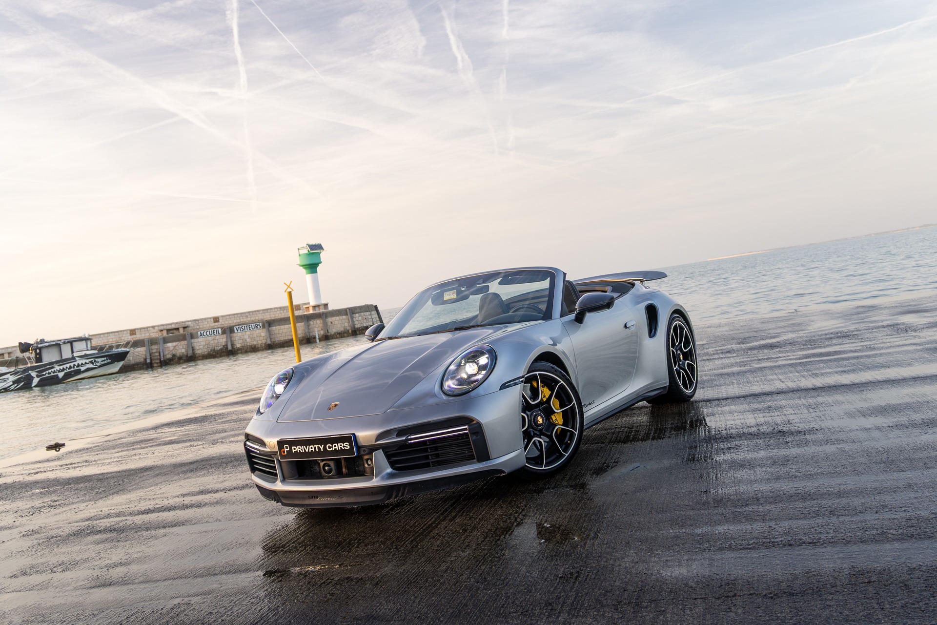 Vue avant avec phares ronds – PORSCHE – 992 Turbo S Cabriolet – 2020 – Gris Argent Gt – 31 900 km – 650 ch – Flat 6 bi-turbo – Transmission : Séquentielle – Origine Allemagne  – Privaty Cars – Recherche personnalisée de modèles PORSCHE proche de Bordeaux
