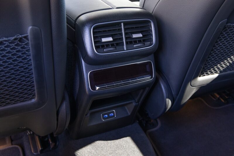 Sortie d'air arrière avec prise USB – AMG – GLE AMG – 2019 – Noir Profond – 22 900 km – 252 ch – 4 cyclindres turbo – Transmission : Automatique – Origine France – Privaty Cars – Courtage automobile AMG à La Rochelle
