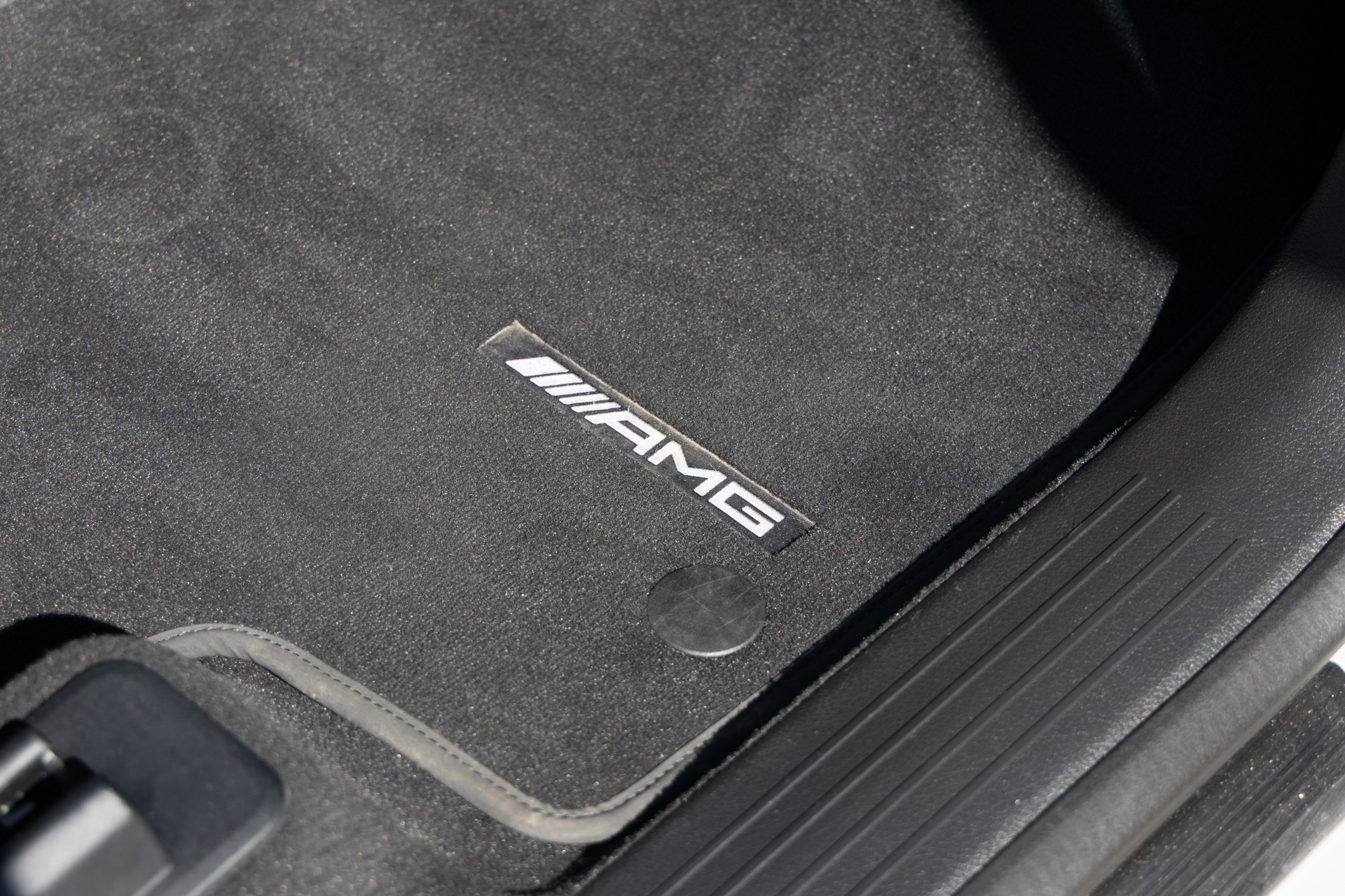 Tapis de sol avec logo AMG – AMG – GLE AMG – 2019 – Noir Profond – 22 900 km – 252 ch – 4 cyclindres turbo – Transmission : Automatique – Origine France – Privaty Cars – Courtage automobile AMG proche de Bordeaux