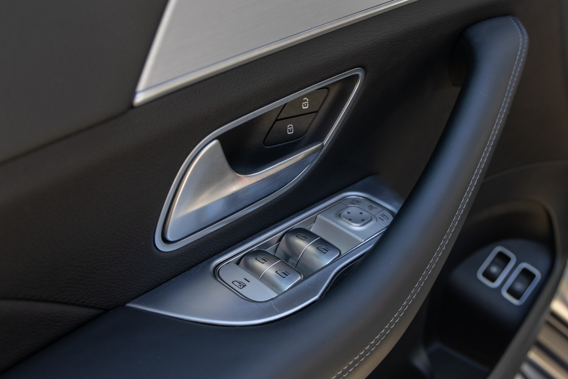 Panneau de porte avec commandes électriques – AMG – GLE AMG – 2019 – Noir Profond – 22 900 km – 252 ch – 4 cyclindres turbo – Transmission : Automatique – Origine France – Privaty Cars – Rachat cash de voitures AMG proche de Nantes