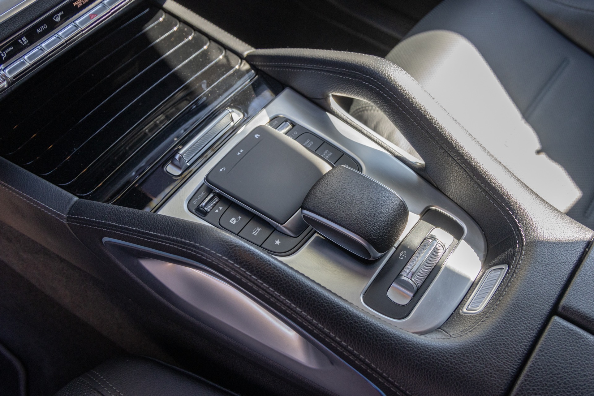 Console centrale avec commandes tactiles – AMG – GLE AMG – 2019 – Noir Profond – 22 900 km – 252 ch – 4 cyclindres turbo – Transmission : Automatique – Origine France – Privaty Cars – Spécialiste des voitures de luxe d’occasion en Charente-Maritime