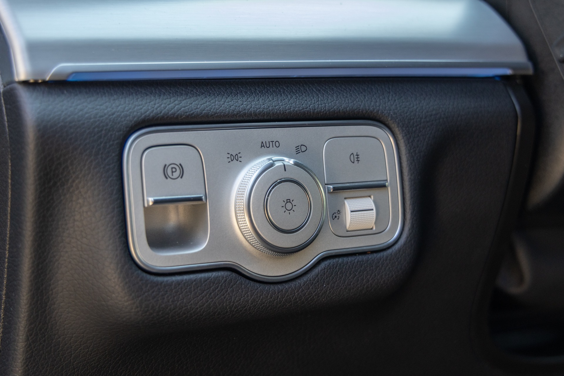 Commandes de réglage des phares – AMG – GLE AMG – 2019 – Noir Profond – 22 900 km – 252 ch – 4 cyclindres turbo – Transmission : Automatique – Origine France – Privaty Cars – Vente de véhicules d’investissement et de collection proche de Nantes