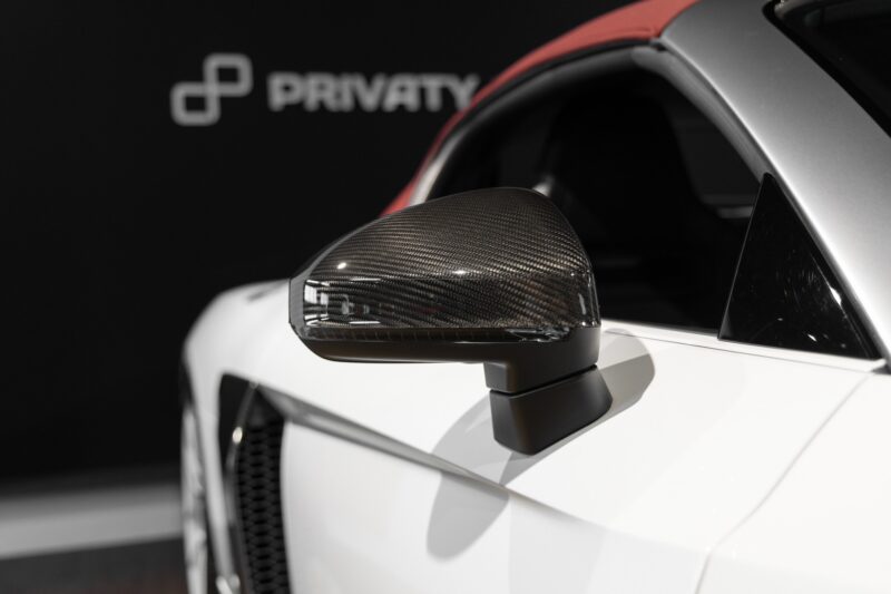 Rétroviseur en carbone – AUDI – R8 Spyder V10 Plus – 2017 – Blanc Ibis – 34 900 km – 610 ch – V10 Atmo – Transmission : Sequentielle – Origine France – Privaty Cars – Spécialiste indépendant Porsche, Ferrari et McLaren près de Niort