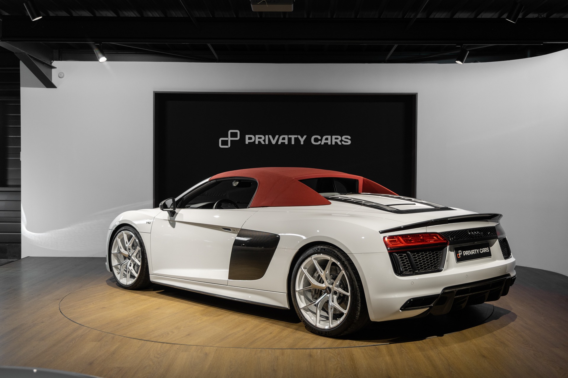 Vue arrière avec toit replié – AUDI – R8 Spyder V10 Plus – 2017 – Blanc Ibis – 34 900 km – 610 ch – V10 Atmo – Transmission : Sequentielle – Origine France – Privaty Cars – Service de courtage et recherche automobile premium en Nouvelle-Aquitaine