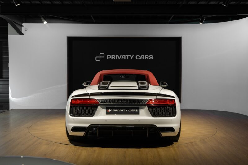 Vue arrière avec capote rouge – AUDI – R8 Spyder V10 Plus – 2017 – Blanc Ibis – 34 900 km – 610 ch – V10 Atmo – Transmission : Sequentielle – Origine France – Privaty Cars – Reprise de voitures de sport et collection près de Poitiers