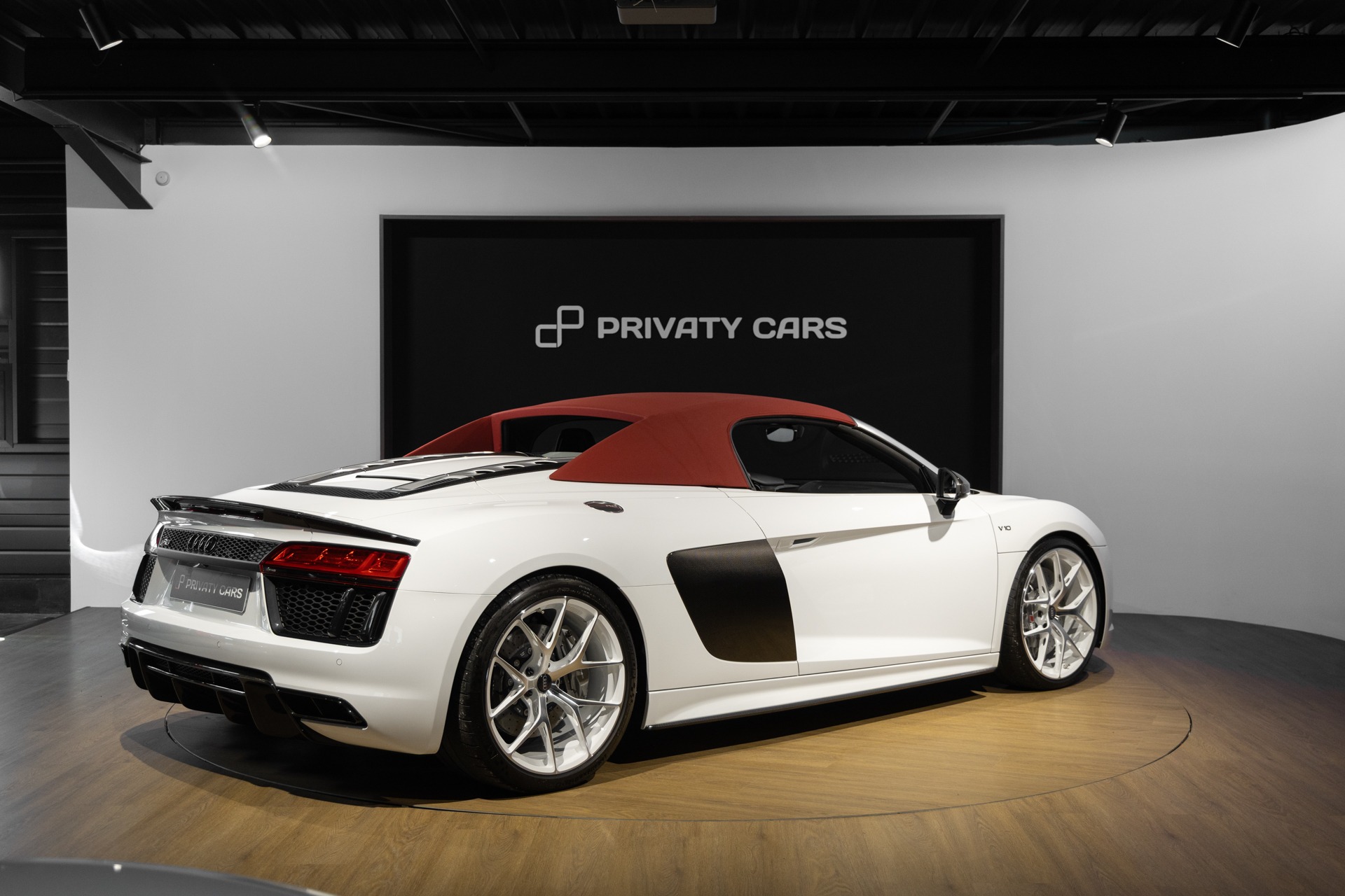 Vue arrière avec toit en toile rouge – AUDI – R8 Spyder V10 Plus – 2017 – Blanc Ibis – 34 900 km – 610 ch – V10 Atmo – Transmission : Sequentielle – Origine France – Privaty Cars – Expert des modèles AUDI à 2 heures de Paris en TGV